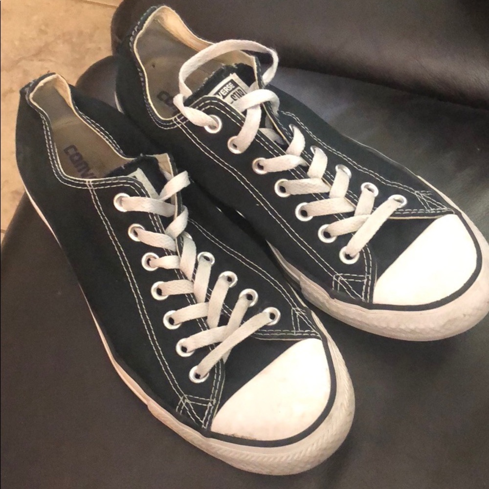 MENS lowtop CONVERSE SIZE 9